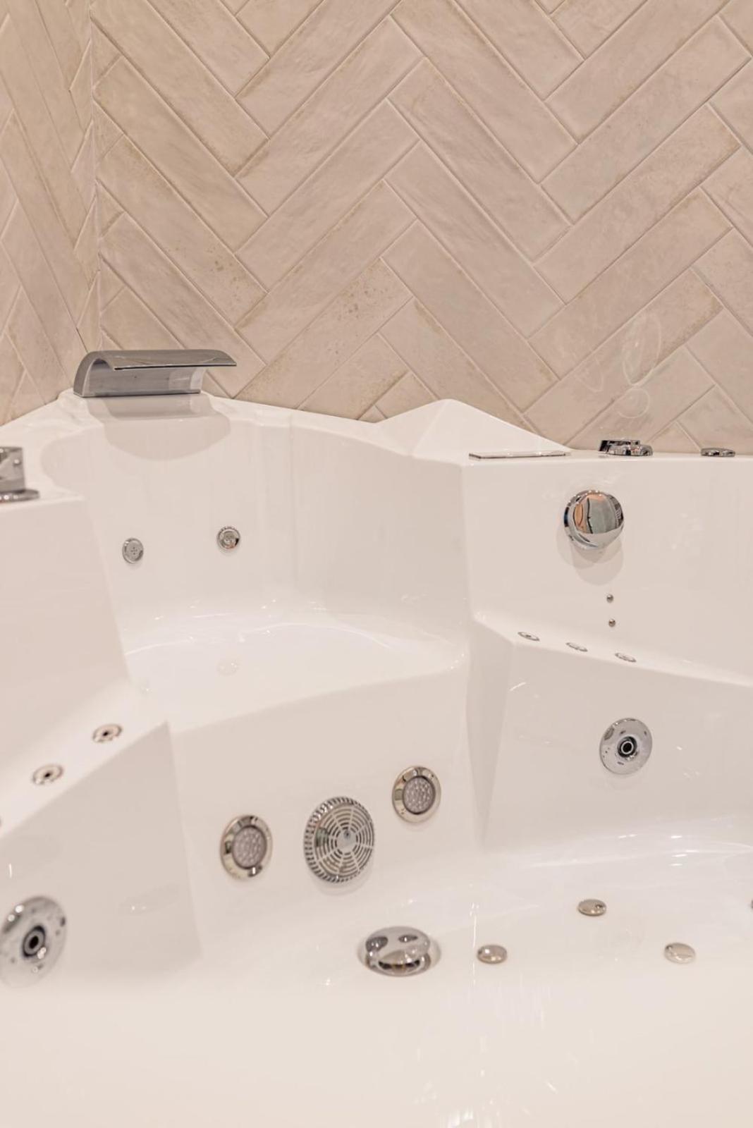 Beige Hospitalite - Gisele - Ultralux Balneo - Neuf 2 Chambres سانت إتيان المظهر الخارجي الصورة